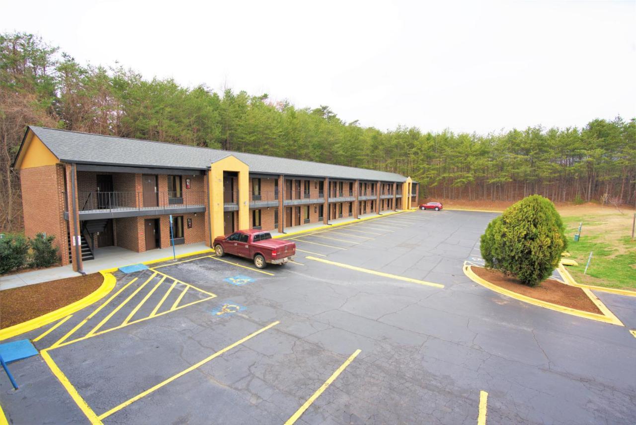 Columbus Inn And Suites Exterior photo