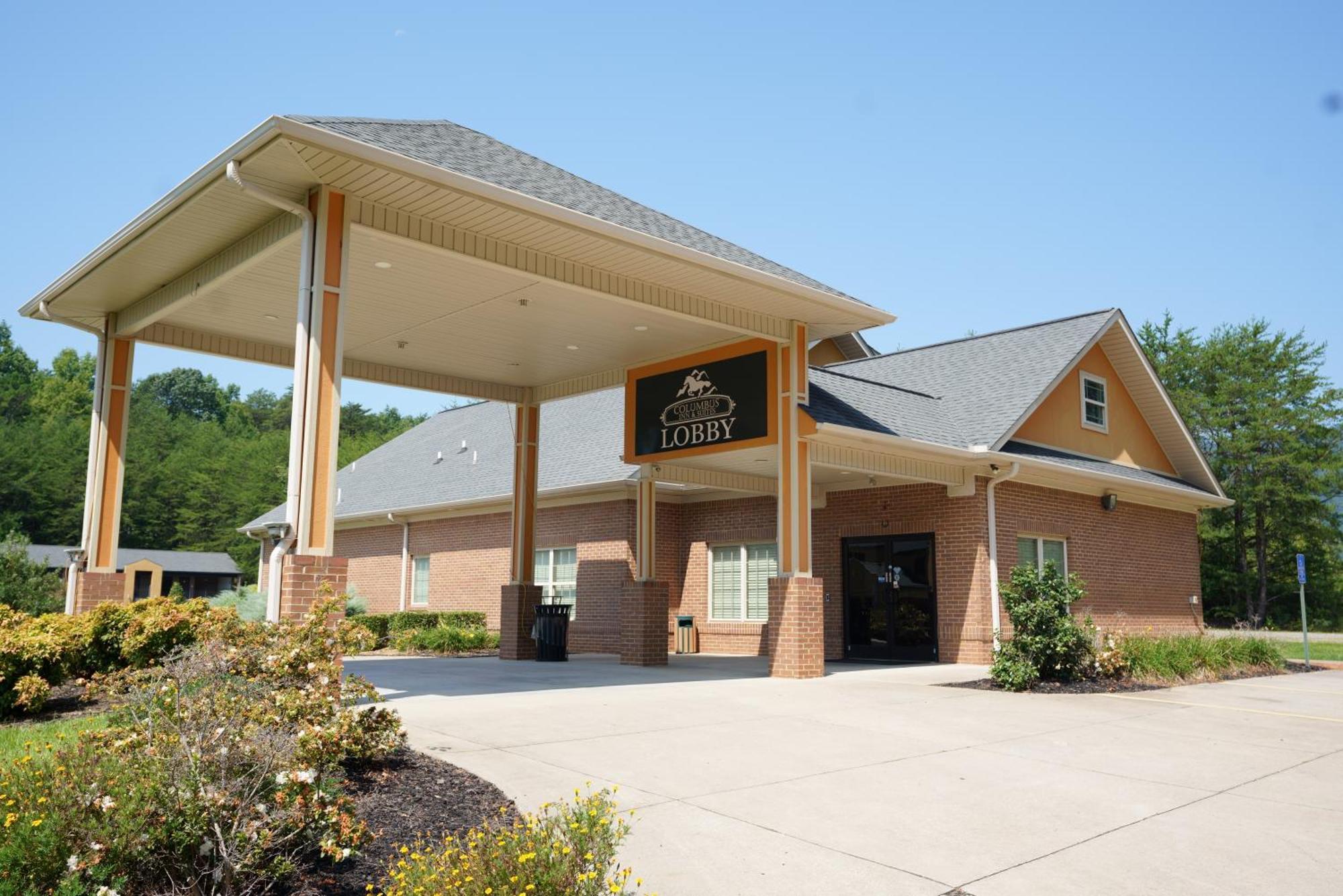 Columbus Inn And Suites Exterior photo