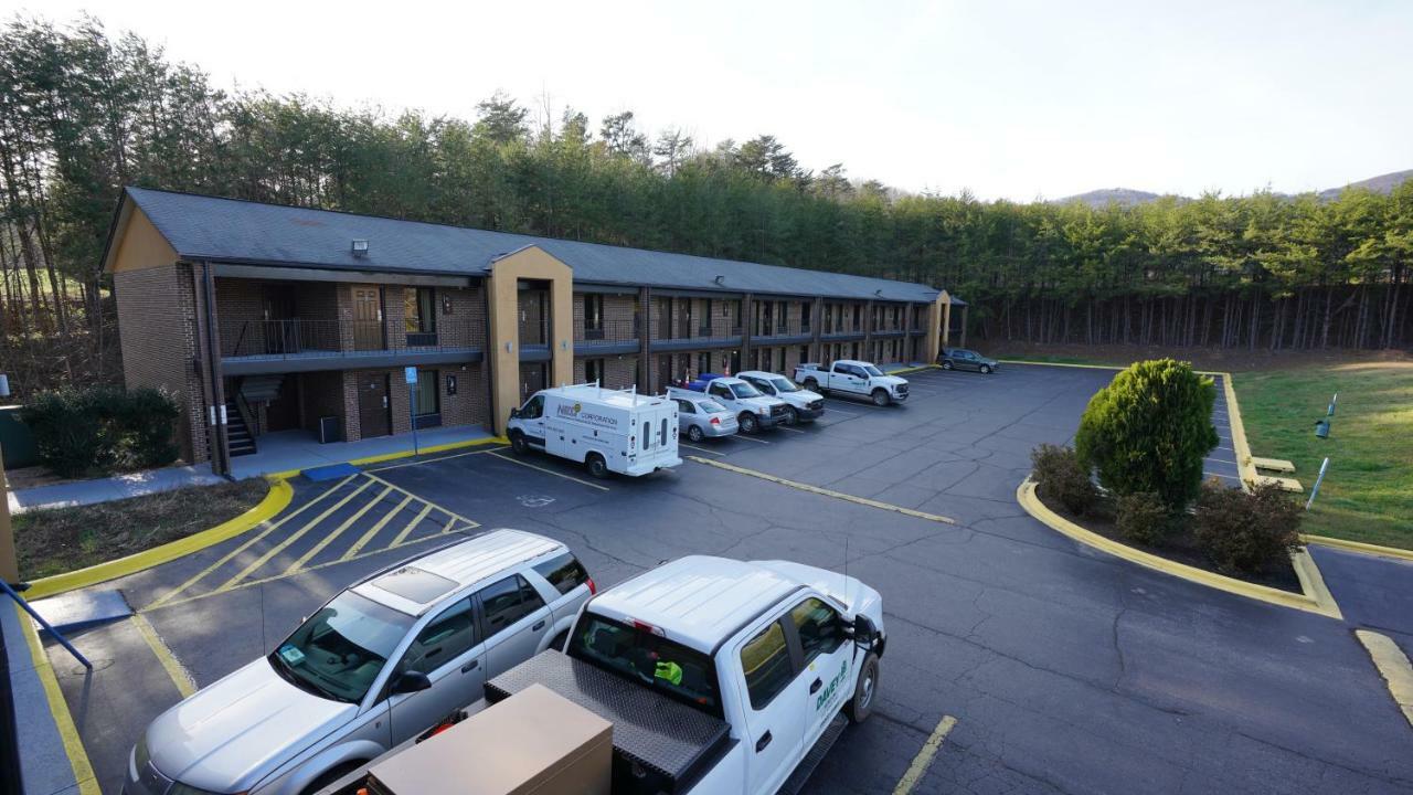 Columbus Inn And Suites Exterior photo